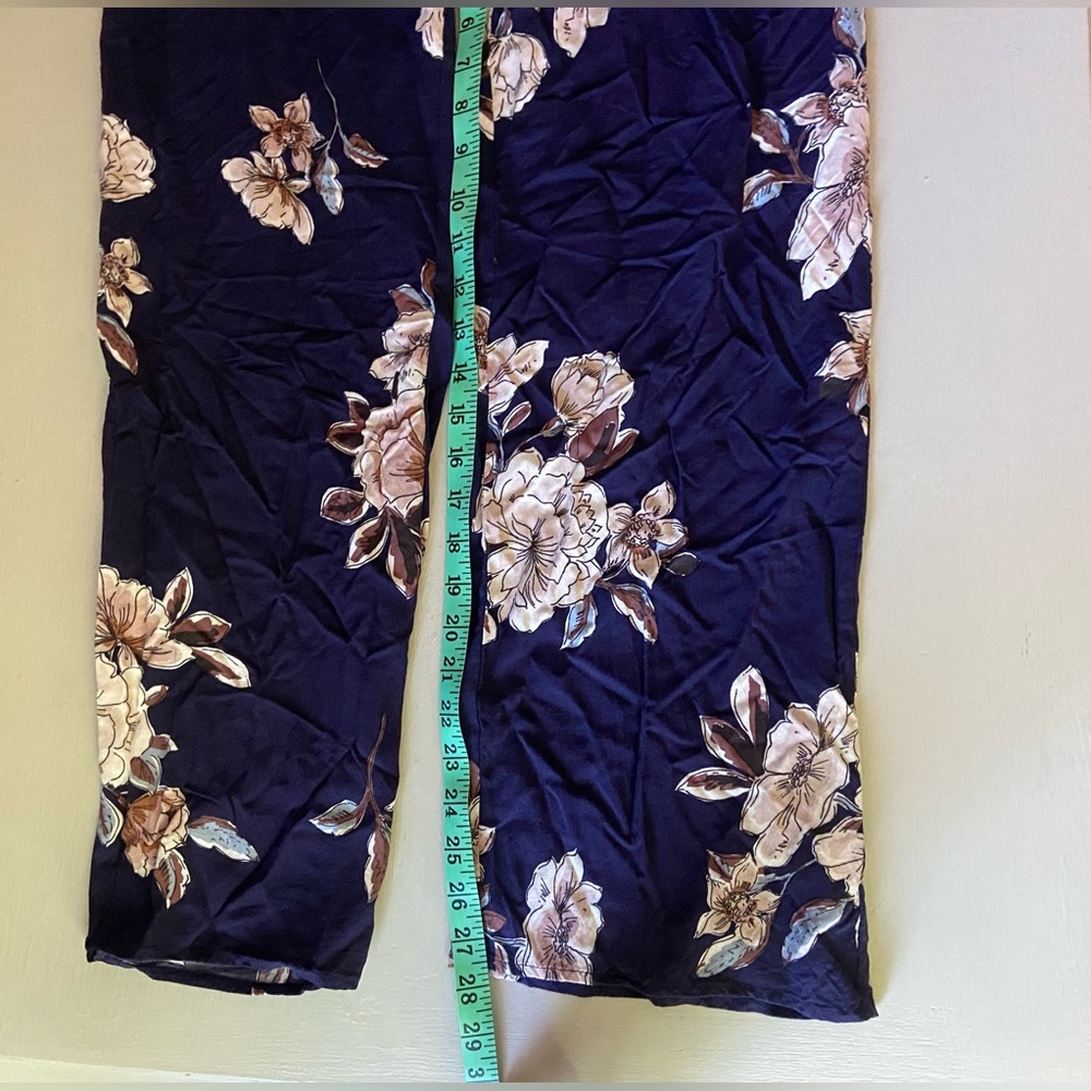 Band of Gypsies Jumpsuit Navy Floral sz M Short Flared Sleeves V Neck - Picture 7 of 11